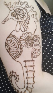 henna seepferdchen oberarm
